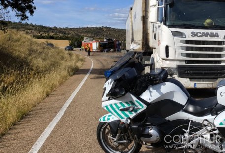 La EX-111 sigue marcada por el vuelco de un camión